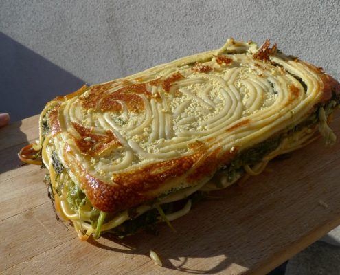 Makarony zapečené s jedlým plevelem