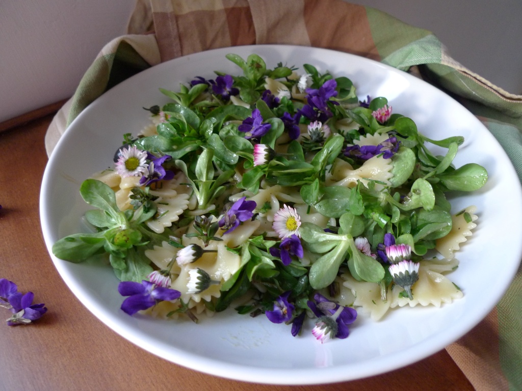 Těstovinový salát s jarními květy